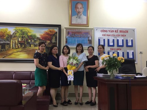     Trong tháng  5/2018 Công đoàn Trường mầm non Long Biên đã tặng hoa và quà sinh nhật cho 04 đồng chí